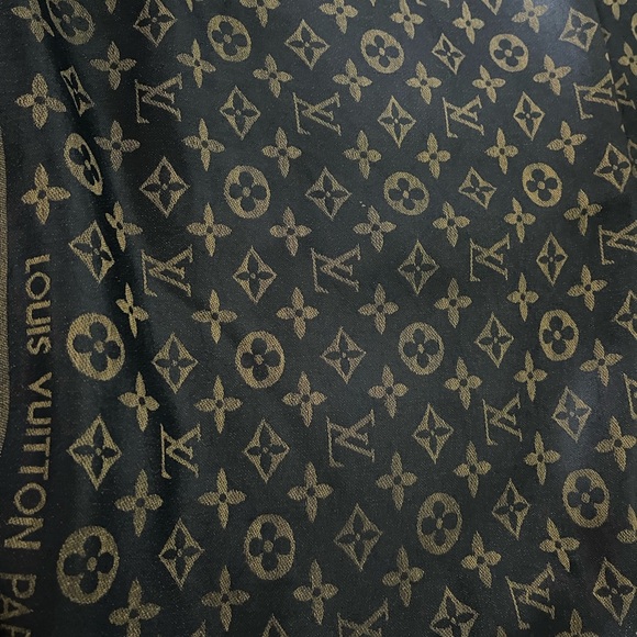 Louis Vuitton Silk Monogram Wrap/Shawl Scarf. - Picture 13 of 16
